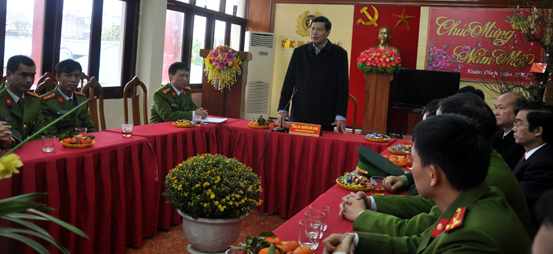 Chủ tịch UBND tỉnh Nguyễn Đức Long làm việc với lãnh đạo Công an TP Móng Cái.
