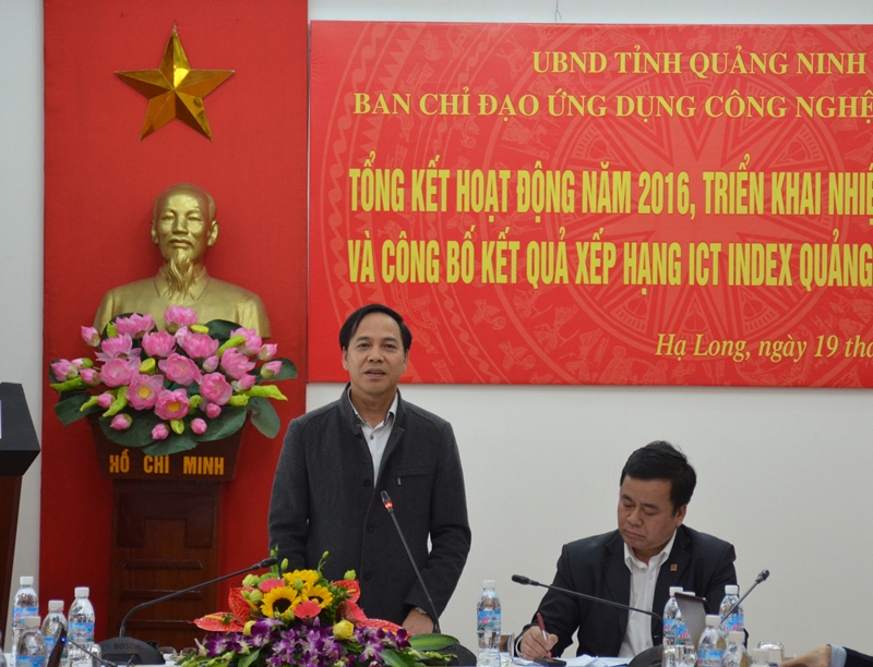 Đồng chí Đặng Huy Hậu, Phó Chủ tịch Thường trực UBND tỉnh, Phó trưởng Ban Thường trực Ban Chỉ đạo ứng dụng CNTT tỉnh dự và chỉ đạo hội nghị