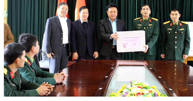 Nguyễn Đức Thành, Phó Chủ tịch HĐND Tỉnh tặng quà Ban chỉ huy quân sự huyện.
