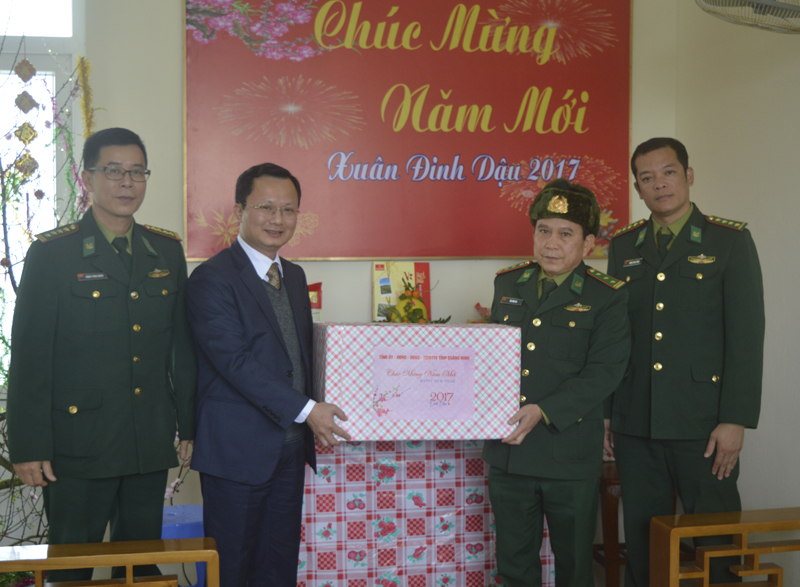 Đồng chí Cao Tường Huy, Uỷ viên BTV Tỉnh uỷ, Trưởng Ban Tuyên giáo Tỉnh uỷ, tặng quà và chúc Tết các chiến sĩ Đồn Biên phòng Cô Tô.