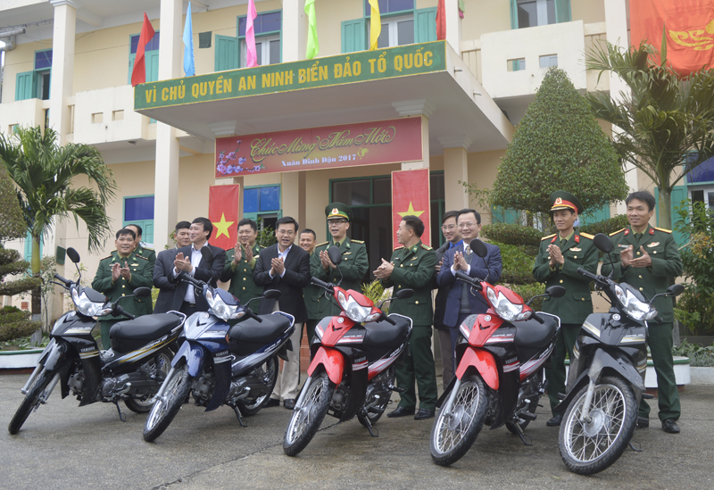 Đồng chí Cao Tường Huy, lãnh đạo Bộ Chỉ huy Bộ đội Biên phòng Quảng Ninh và lãnh đạo huyện Cô Tô trao tặng xe máy cho chiến sĩ trên đảo Thanh Lân.
