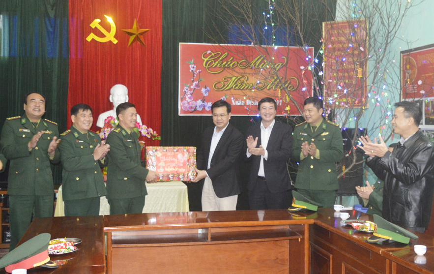 Nhân dịp này, lãnh đạo huyện Cô Tô và Bộ Chỉ huy Bộ đội Biên phòng Quảng Ninh cũng có những món quà Tết tặng các chiến sĩ.