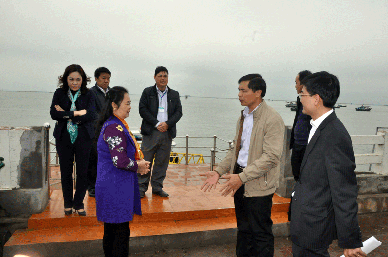 Đồng chí Phó Chủ tịch UBND tỉnh trao đổi với lãnh đạo Công ty TNHH Phát triển kinh tế Ka Long về công tác đảm bảo an toàn giao thông đường thủy