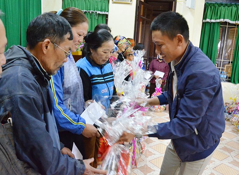 Các nhà hảo tâm trên địa bàn TP Hạ Long tặng quà Tết cho đối tượng chính sách phường Đại Yên (TP Hạ Long).