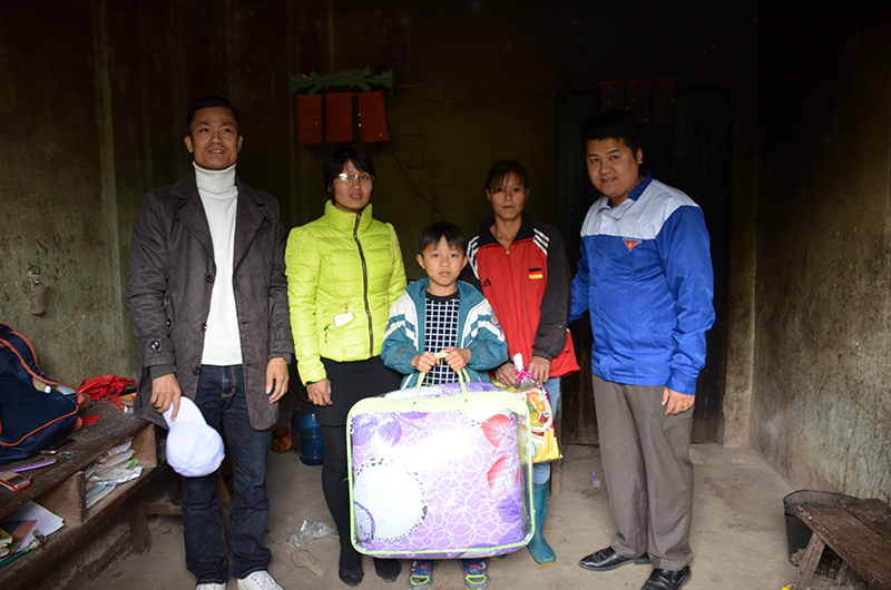 Thành Đoàn Hạ Long tặng quà Tết cho em Chíu Chăn Thềnh là con hộ nghèo tại thôn Bình Hồ, xã Quảng Lâm, huyện Đầm Hà.
