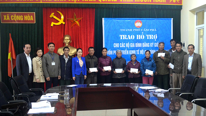 Các hộ nông dân xã Cộng Hoà nhận tiền hỗ trợ sản xuất từ Quỹ An sinh xã hội TP Cẩm Phả.