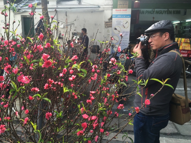 Nhiều du khách cũng lựa chọn thời gian này để ngắm cảnh chợ hoa vì không quá đông đúc, và cảm nhận không khí Tết Hà Nội. Đây cũng là nơi các tay máy tìm đến để ghi lại những bức hình kỷ niệm.
