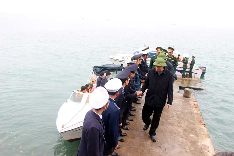 Chủ tịch UBND tỉnh Nguyễn Đức Long thăm chúc tết các đơn vị trên đảo Vĩnh Thực.