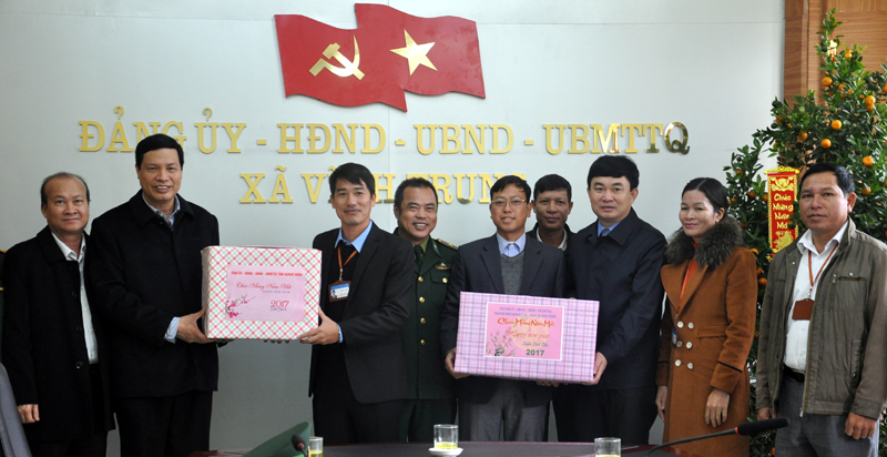 Chủ tịch UBND tỉnh Nguyễn Đức Long thăm chúc tết cán bộ nhân dân xã Vĩnh Trung.