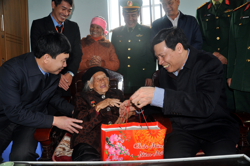 Chủ tịch UBND tỉnh Nguyễn Đức Long, chúc tết Mẹ Việt Nam Anh Hùng Đặng Thị Chúc, 98 tuổi, ở thôn 2, xã Vĩnh Trung