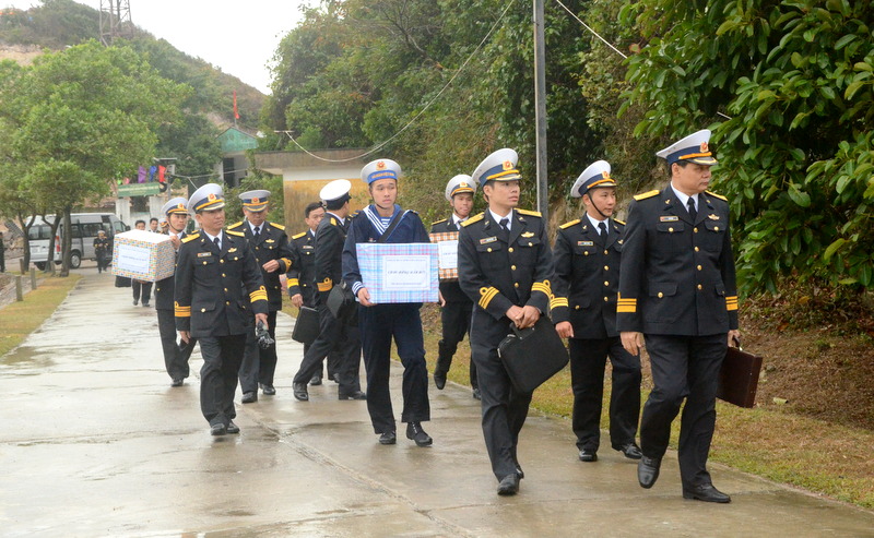 Đoàn công tác của Bộ Tư lệnh vùng 1 Hải quân tới thăm hỏi các chiến sỹ và nhân dân trên đảo Trần thuộc huyện Cô Tô