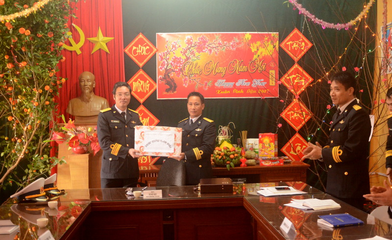 Trung tá Nguyễn Thịnh Tiệp, Lữ đoàn phó Lữ đoàn 170 Hải quân thay mặt đơn vị tặng quà cho cán bộ chiến sỹ trạm rada 480 trên đảo Trần