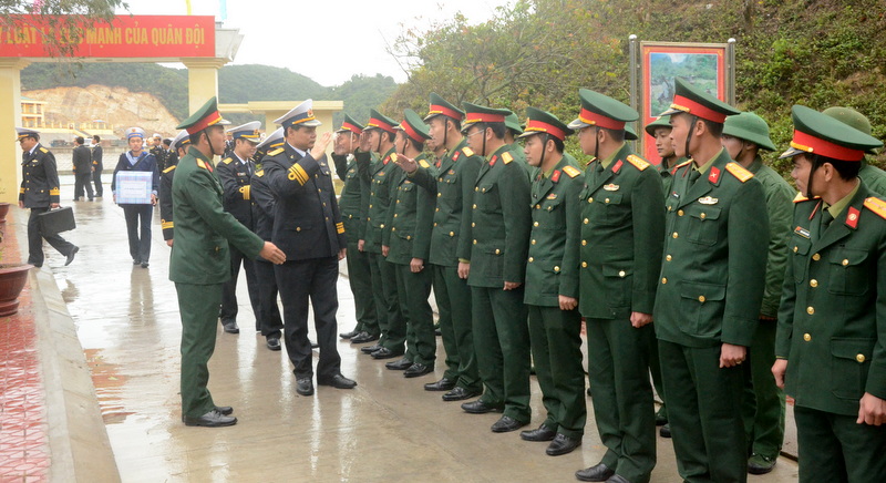 Tới thăm hỏi và giao lưu với các chiến sỹ Tiểu đoàn phòng thủ đảo Trần thuộc Lữ đoàn 242, quân khu 3