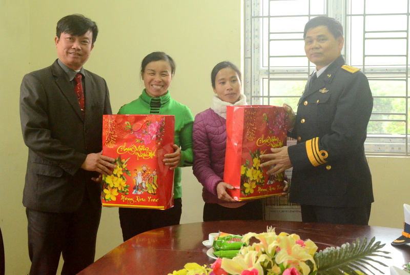 Tặng quà cho chính quyền và nhân dân xã Bản Sen, huyện Vân Đồn