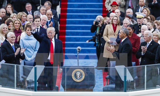 Tổng thống đắc cử Donald Trump (trái, hàng đầu) và Tổng thống mãn nhiệm Barack Obama (phải, hàng đầu) tại lễ tuyên thệ ở Washington, DC, ngày 20/1. (Nguồn: EPA/TTXVN)