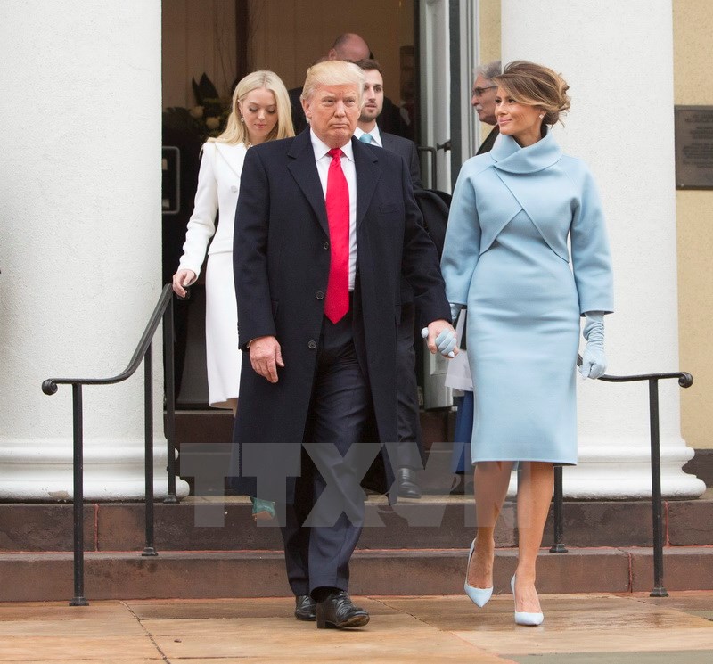 Tổng thống đắc cử Mỹ Donald Trump và phu nhân Melania Trump tại nhà thờ St. John ngày 20/1. (Nguồn: EPA/TTXVN)