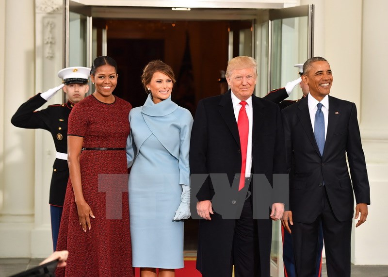Tổng thống sắp mãn nhiệm Barack Obama (phải) và phu nhân Michelle Obama chụp ảnh cùng Tổng thống đắc cử Mỹ Donald Trump (thứ 2, bên phải) và phu nhân Melania Trump trước khi diễn ra lễ nhậm chức tại Nhà Trắng ở Washington, DC ngày 20/1. (Nguồn: EPA/TTXVN)
