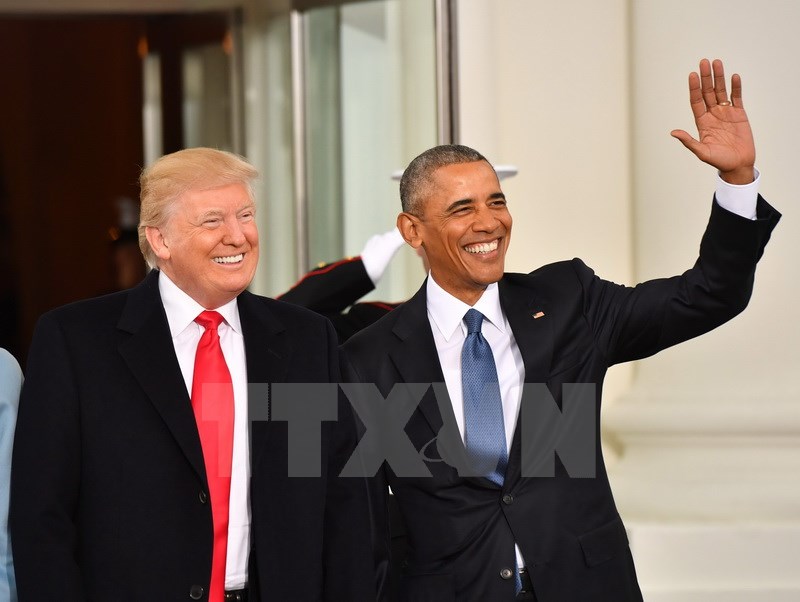 Tổng thống sắp mãn nhiệm Barack Obama (phải) và Tổng thống đắc cử Mỹ Donald Trump (trái) trước khi diễn ra lễ nhậm chức tại Nhà Trắng ở Washington, DC ngày 20/1. (Nguồn: EPA/TTXVN)