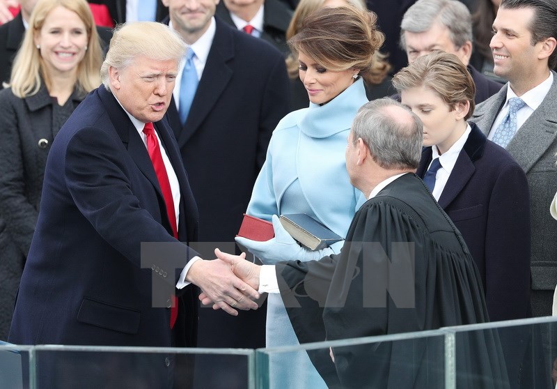 Tổng thống đắc cử Donald Trump (trái) và Chánh án Tòa án tối cao Mỹ John Roberts (phải) sau khi ông Trump đọc lời tuyên thệ tại Washington, DC, ngày 20/1. (Nguồn: EPA/TTXVN)