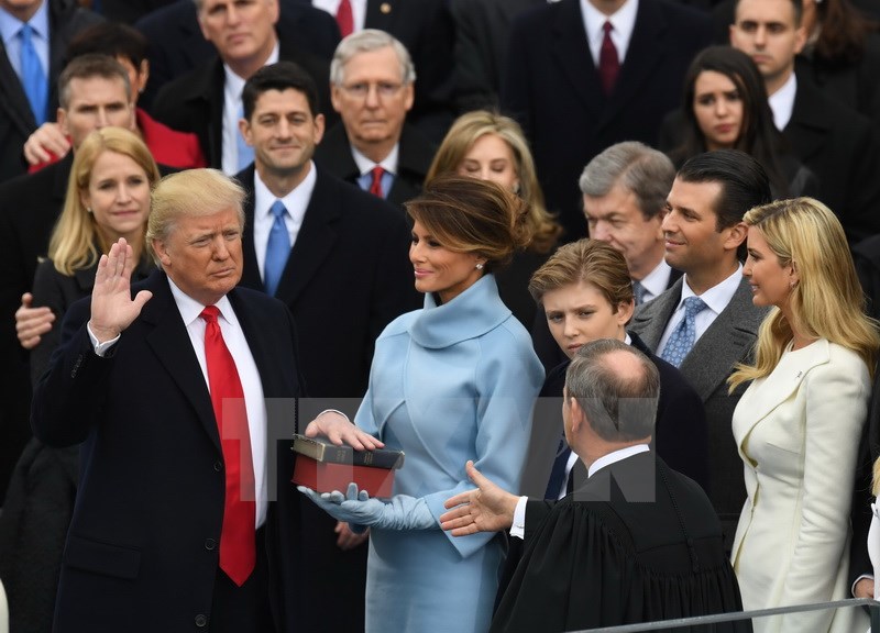 Tổng thống đắc cử Donald Trump đọc lời tuyên thệ tại Washington, DC, ngày 20/1. (Nguồn: AFP/TTXVN)