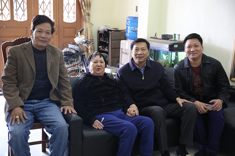 Bí thư Tỉnh ủy Nguyễn Văn Đọc trò chuyện với gia đình NSND Vũ Minh Huệ.