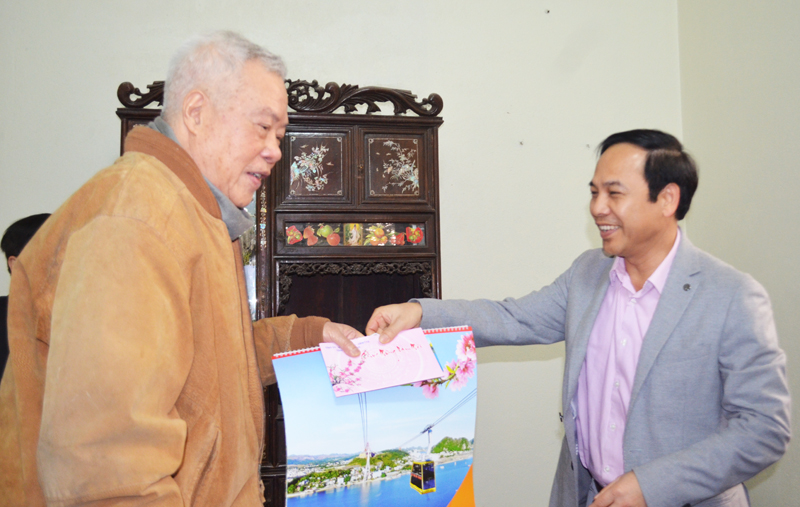 Phó Chủ tịch Thường trực UBND tỉnh Đặng Huy Hậu thăm và chúc tết thày thuốc Nguyễn Ngọc Hàm