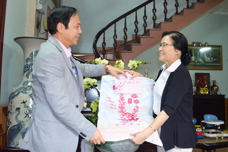 Phó Chủ tịch Thường trực UBND tỉnh Đặng Huy Hậu thăm và chúc tết Thầy thuốc Nguyễn Thị Tân