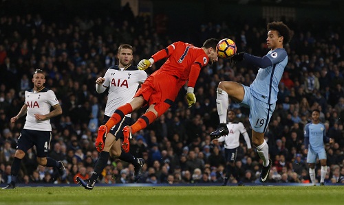 Hugo Lloris mắc sai lầm dẫn đến hai bàn thua của Tottenham. Ảnh: Reuters.