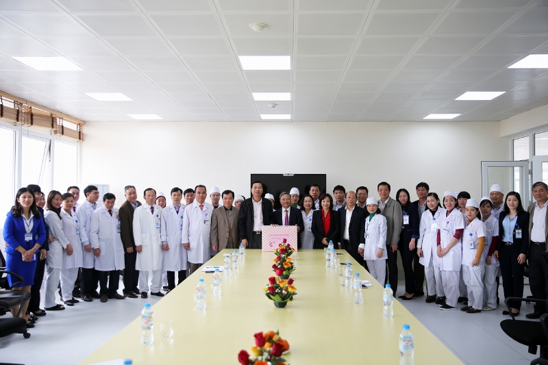 Đồng chí Bí thư Tỉnh ủy chúc mừng cán bộ, y bác sỹ tại Trung tâm y tế Thị xã Quảng Yên
