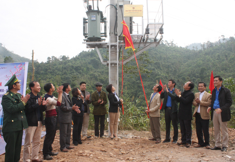 Các đại biểu và người dân chứng kiến lễ gắn biển công trình công trình lắp trạm biến áp và kéo đường điện dân sinh cho 18 hộ dân tại xóm Khe Kẻn, thôn Tân Ốc II, xã Đồng Sơn, huyện Hoành Bồ là công trình thanh niên cấp tỉnh năm 2017.