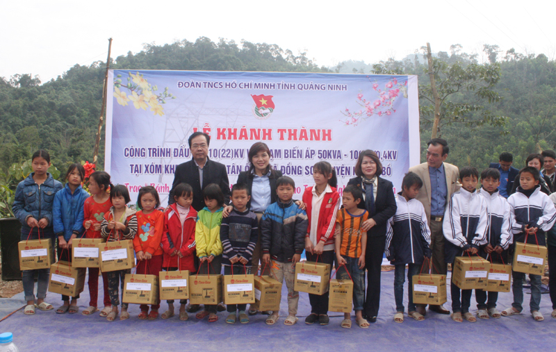 Các đại biểu trao tặng 16 đèn học cho học sinh nghèo trên địa bàn xóm Khe Kẻn, thôn Tân Ốc II.