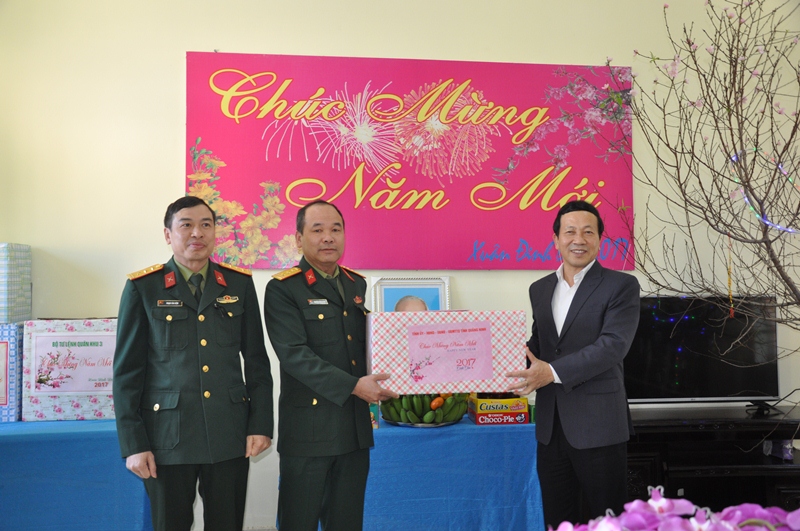 Phó Chủ tịch UBND tỉnh Nguyễn Văn Thành chúc Tết cán bộ, chiến sĩ Ban Chỉ huy quân sự huyện Vân Đồn.