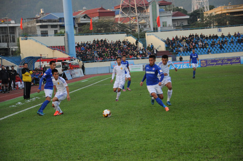 Dù thi đấu hay hơn, thế nhưng các cầu thủ Than Quảng Ninh (áo xanh) đã không thể vượt qua Quảng Nam ngay trên sân Cẩm Phả