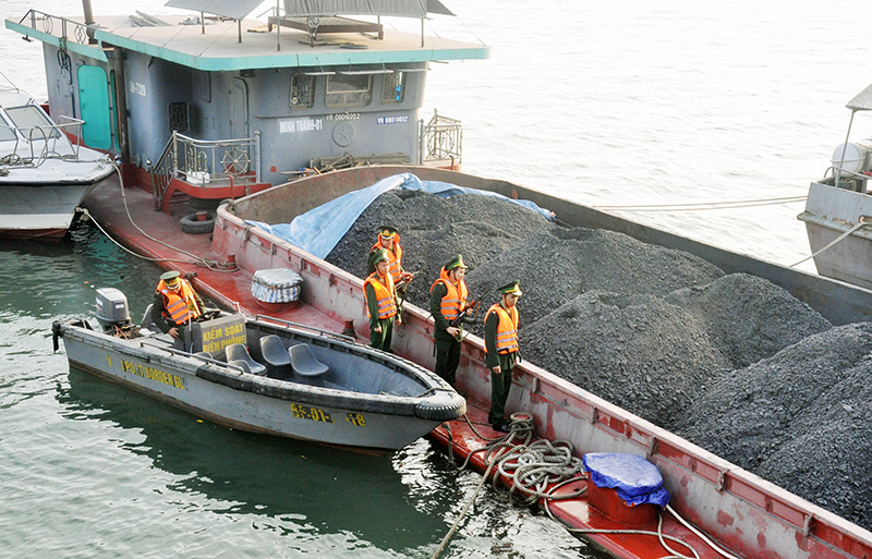 CBCS Đồn Biên phòng cửa khẩu cảng Hòn Gai tuần tra, kiểm soát hoạt động vận chuyển than trên biển. Ảnh: Quang Minh
