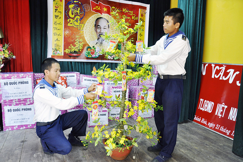 Chiến sĩ trẻ đảo Song Tử Tây trang trí cây hoa ngày Tết.