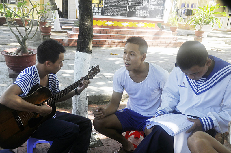Binh nhất Nguyễn Sỹ Bách (giữa) người con của quê hương Đệ tứ Chiến khu Đông Triều, ca hát, trò chuyện cùng đồng đội ở đảo Sơn Ca.