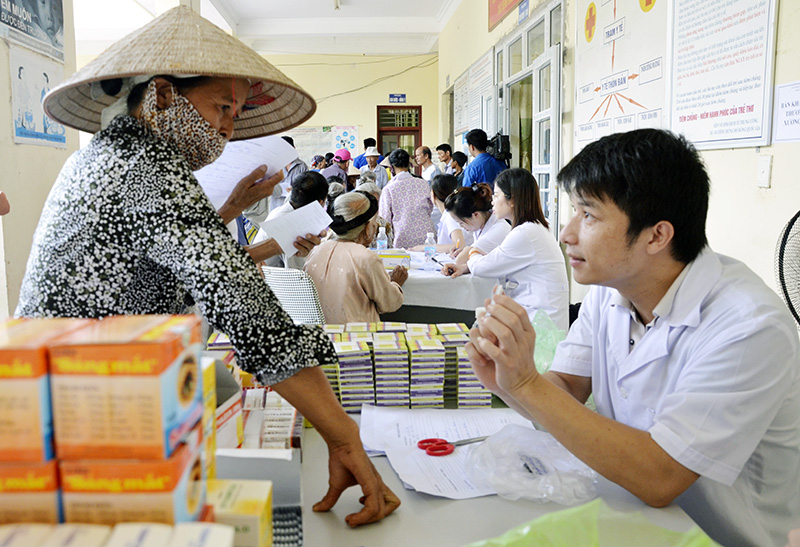  ĐVTN Sở Y tế tư vấn và cấp phát một số loại thuốc thông dụng cho người dân xã Đại Bình (huyện Đầm Hà), tháng 7-2016.