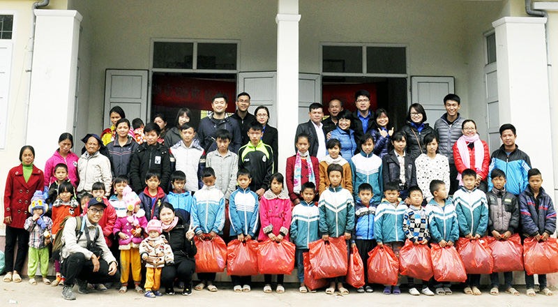 Nhóm tình nguyện trẻ của TP Hạ Long tặng quần áo ấm cho trẻ em thôn Đồng Cầu, xã Lương Mông, huyện Ba Chẽ, nhân dịp đón Tết Nguyên đán Đinh Dậu.