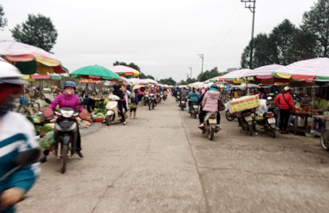 Người dân tại Chợ 4, phường Trần Phú, TP Móng Cái buôn bán trên vỉa hè, dưới lòng đường ảnh hưởng đến an toàn giao thông.