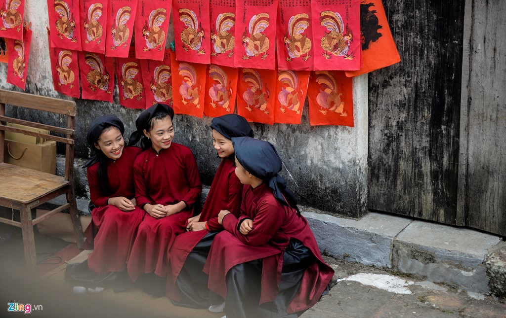 Các bé gái diện trang phục áo nâu, chít khăn mỏ quạ giúp nhiều người liên tưởng về Tết xưa.