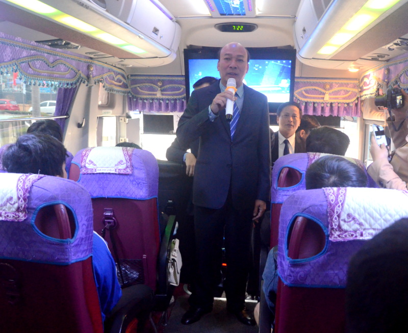 Đồng chí Lê Minh Chuẩn, Chủ tịch Hội đồng thành viên Tập đoàn Than-Khoáng sản Việt Nam lên xe chúc tết các cán bộ công nhân viên về quê ăn tết vui vẻ, đầm ấm
