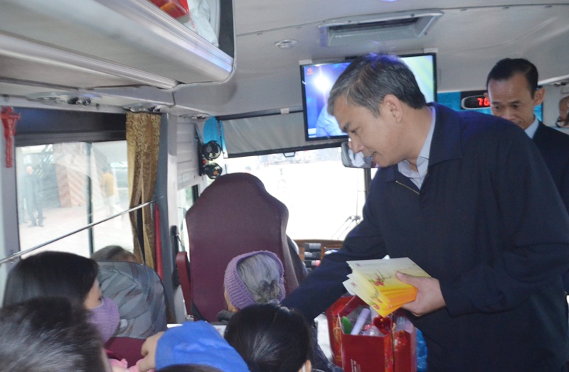 Đồng chí Vũ Anh Tuấn, Phó Tổng Giám đốc Tập đoàn Công nghiệp Than - Khoáng sản Việt Nam đến thăm hỏi động viên và tiến công nhân lao động về quê ăn Tết Nguyên đán xuân Đinh Dậu năm 2017 bên gia đình an lành đầm ấm.