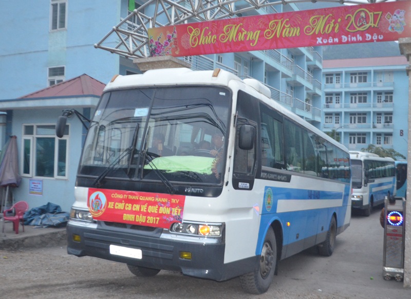 Các chuyến xe khởi hành từ Khu tập thể công nhân tại Km 9, phường Quang Hanh, TP Cẩm Phả  đưa công nhân về quê ăn Tết.