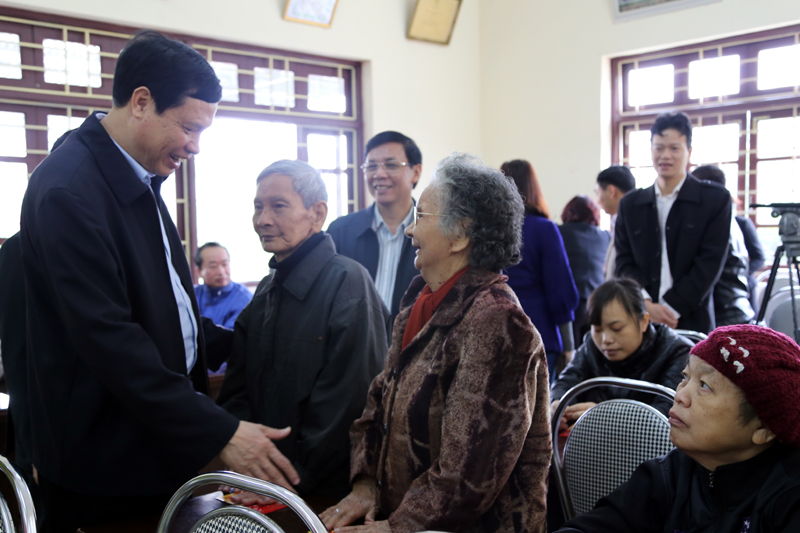 Chủ tịch UBND tỉnh Nguyễn Đức Long tặng quà cho các đối tượng bảo trợ xã hội đang được chăm sóc tại Trung tâm bảo trợ xã hội tỉnh