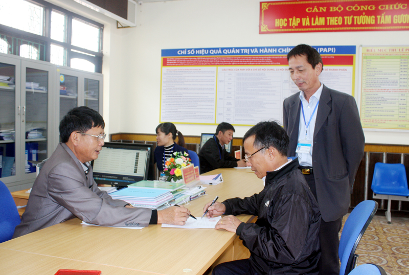 Bí thư Đảng uỷ, Chủ tịch UBND xã Hồng Phong Nguyễn Tiến Hồng (người đứng) thường xuyên kiểm tra công tác tiếp công dân của CBCC làm việc tại Bộ phận tiếp nhận và trả kết quả hiện đại của xã.