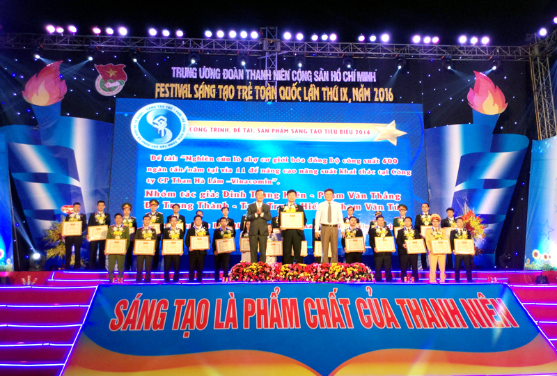 Anh Phạm Văn Thắng, Bí thư  Đoàn Thanh niên Công ty CP Than Hà Lầm, nhận giải thưởng tại Festival “Sáng tạo trẻ” toàn quốc lần thứ IX - năm 2016. (Ảnh do cơ sở cung cấp)