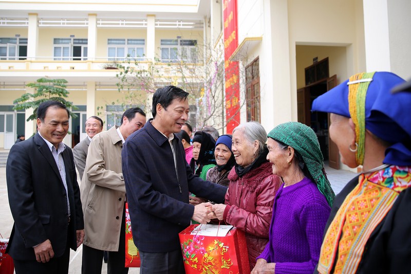 Đồng chí Bí thư Tỉnh ủy thăm hỏi, tặng quà cho các hộ nghèo tại xã Đồn Đạc, huyện Ba Chẽ