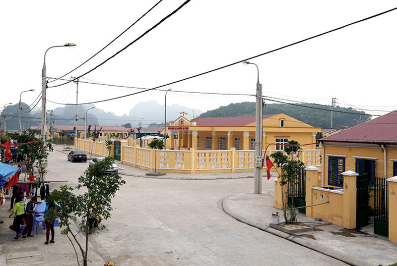 Từ quyết tâm của tỉnh và TP Hạ Long, tháng 6-2014, hơn 600 hộ dân sinh sống trên Vịnh Hạ Long đã được di dời lên bờ, an cư tại khu 8, phường Hà Phong (TP Hạ Long).