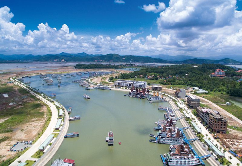 Ngày 7-10-2015, Cảng tàu khách quốc tế Tuần Châu đã được khánh thành và đưa vào sử dụng. Đây là cảng tàu khách nhân tạo lớn nhất Việt Nam.