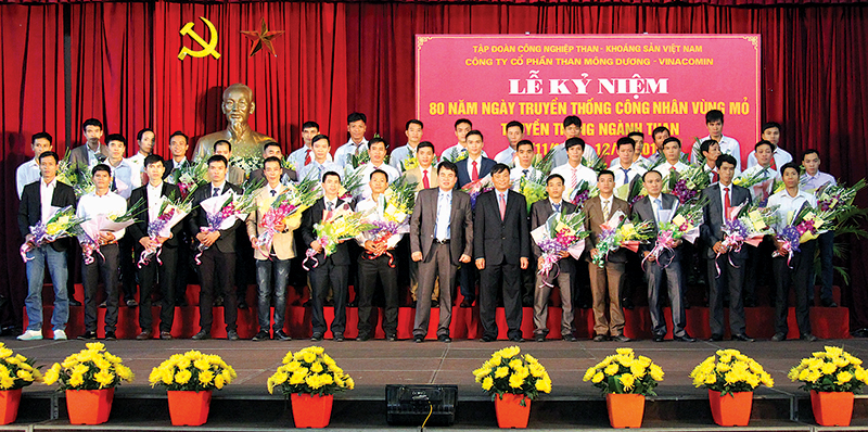 Giám đốc Công ty Nguyễn Trọng Tốt khen thưởng các cá nhân có thành tích xuất sắc nhân dịp 80 năm Ngày Truyền thống công nhân Vùng mỏ - Truyền thống ngành Than 12-11 (1936-2016).